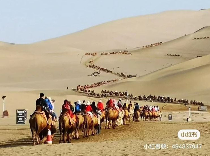 Mỗi ngày, sa mạc Kumtag đón hàng chục nghìn du khách và con số này vọt hẳn trong dịp lễ.