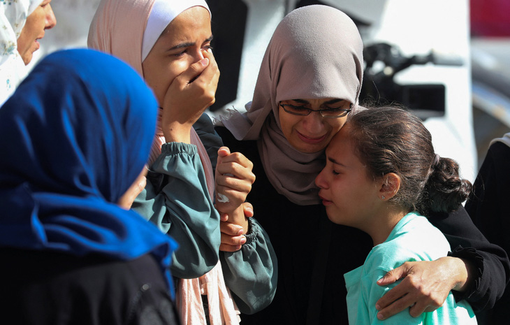 Những phụ nữ Palestine thương khóc người thân qua đời tại bệnh viện Al-Aqsa sau khi trúng bom của Israel ngày 12-5 - Ảnh: REUTERS