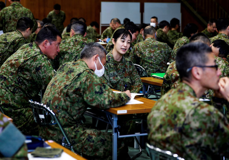 Các binh sĩ của Lực lượng Phòng vệ Nhật Bản (SDF) tham gia buổi tập huấn phòng chống quấy rối tình dục tại căn cứ Asaka, thủ đô Tokyo ngày 16-4-2024 - Ảnh: REUTERS