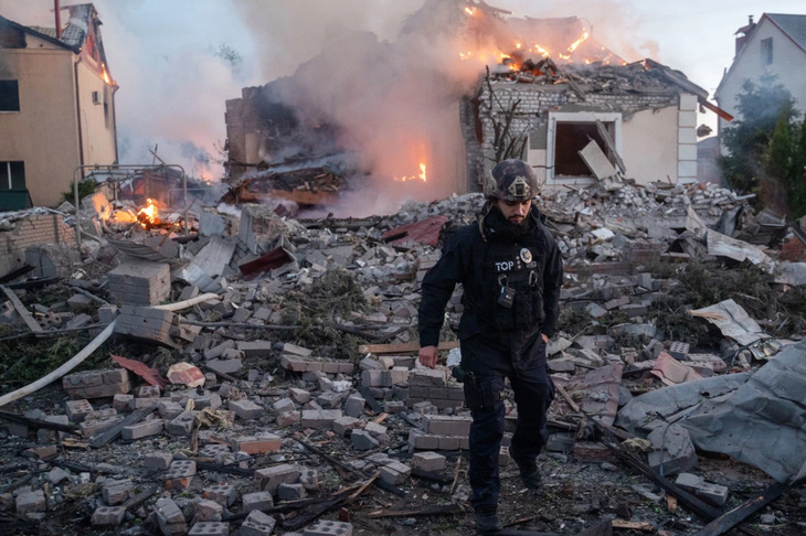 Khung cảnh sau cuộc ném bom của Nga vào khu vực biên giới Kharkov, Ukraine ngày 10-5 - Ảnh: GETTY IMAGES