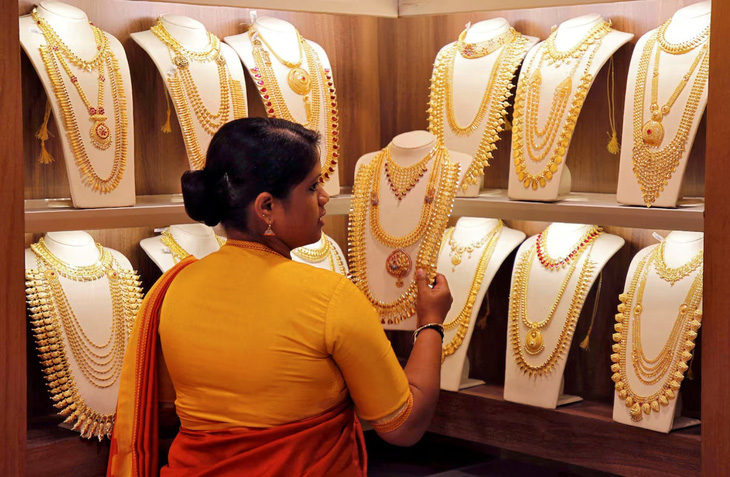 Một phụ nữ Ấn Độ đang đi mua vàng nhân dịp lễ hội Akshaya Tritiya của người Hindu - Ảnh: REUTERS