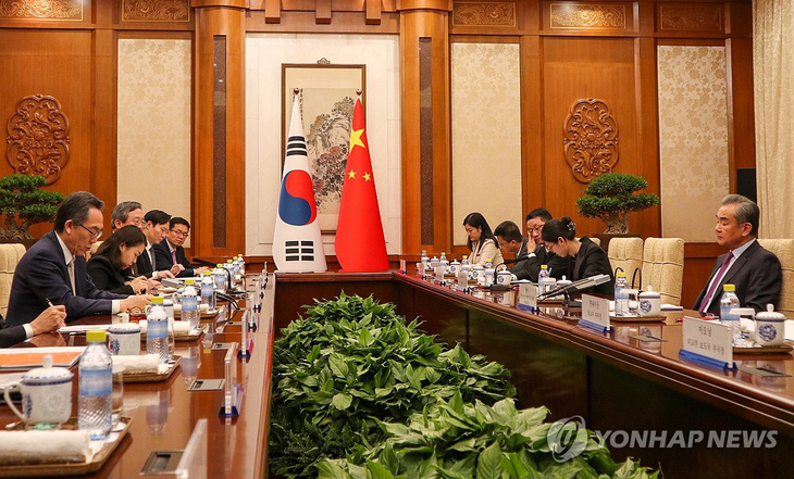 Ngoại trưởng Hàn Quốc Cho Tae Yul và người đồng cấp Trung Quốc Vương Nghị trong cuộc hội đàm ở Bắc Kinh ngày 13-5 - Ảnh: YONHAP