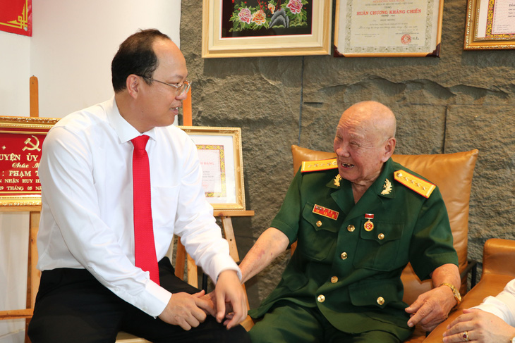 Phó bí thư thường trực Thành ủy TP.HCM Nguyễn Hồ Hải gửi lời thăm hỏi sức khỏe đến ông Phạm Trương - Ảnh: CẨM NƯƠNG