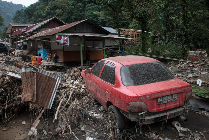 Mưa lớn gây lũ quét và khiến dung nham lạnh tuôn ra từ núi Marapi, tỉnh Tây Sumatra, Indonesia gây nhiều thiệt hại - Ảnh: AFP