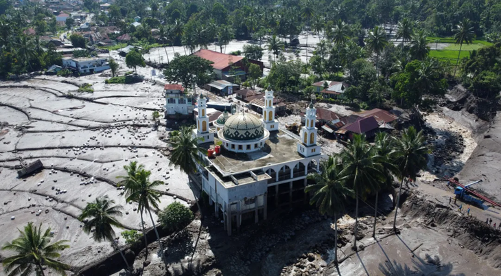Ảnh chụp trên cao cho thấy khung cảnh đầy bùn sau mưa lớn ở làng Lima Kaum, quận Tanah Datar, tỉnh Tây Sumatra - Ảnh: GETTY IMAGES