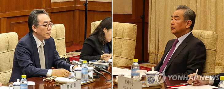 Ngoại trưởng Hàn Quốc Cho Tae Yul (trái) và Ngoại trưởng Trung Quốc Vương Nghị hội đàm tại nhà khách quốc gia Điếu Ngư Đài ở Bắc Kinh, Trung Quốc ngày 13-5 - Ảnh: YONHAP