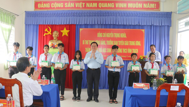 Ông Nguyễn Trọng Nghĩa làm việc và tặng quà cho học sinh, gia đình chính sách và hộ nghèo tỉnh An Giang - Ảnh: C.M.