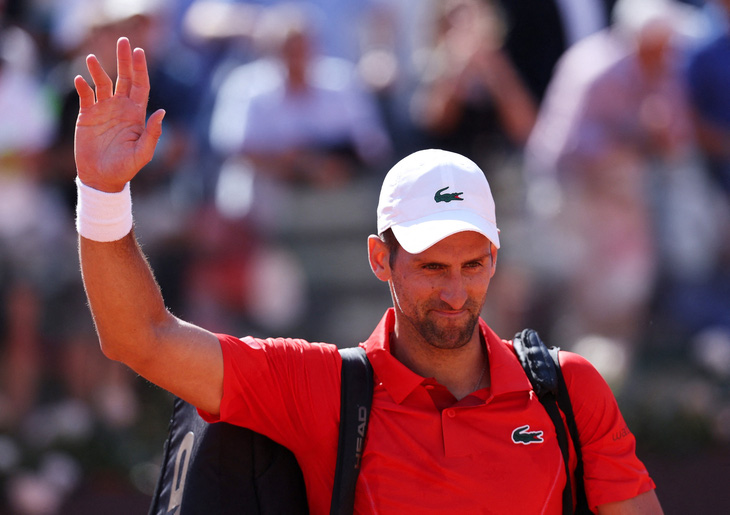 Novak Djokovic vẫy tay chào khán giả sau khi bị loại khỏi Rome Masters - Ảnh: REUTERS