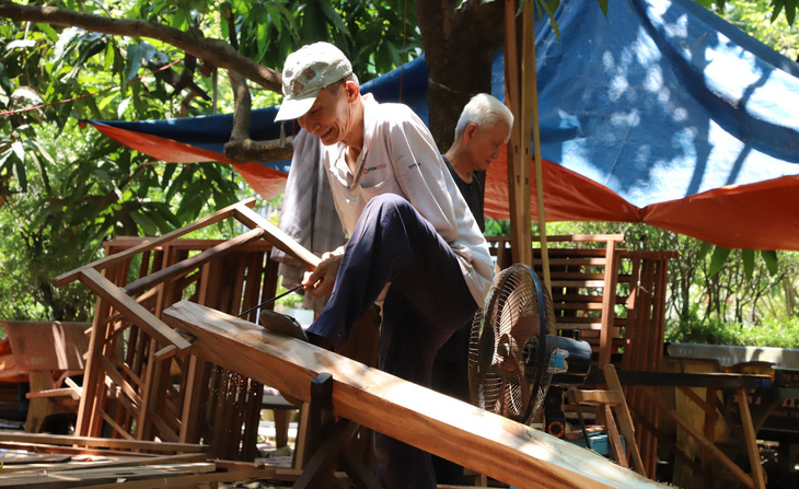 Hơn 20 năm, những ông già “thất thập cổ lai hy” ở cù lao Ông Hổ đã dựng lên gần 1.000 căn nhà cho người dân khó khăn  - Ảnh: CHÍ HẠNH