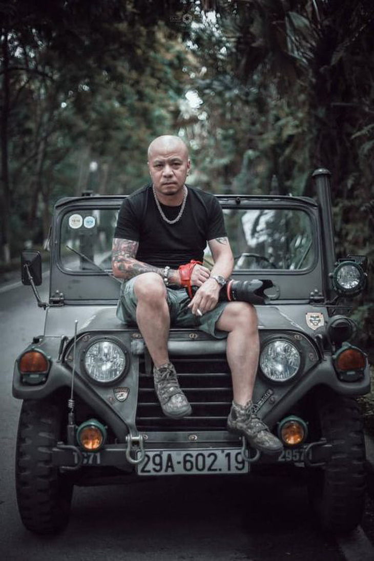 Ông Trần Lưu Việt Hòa trên xe Jeep cùng chiếc máy ảnh - Ảnh: Dat Thanh Vu