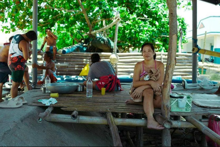 Bà chủ sạp cá Jacqueline Racilas tại thành phố Laoag, Ilocos Norte cho biết bà ủng hộ cuộc tập trận - Ảnh: CIRIACO SANTIAGO III