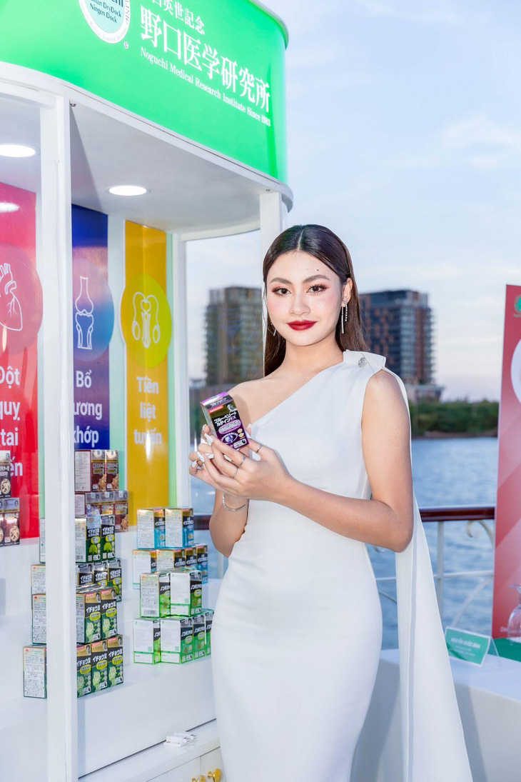 Hoa hậu Hoàn vũ Việt Nam 2023 Bùi Xuân Hạnh hào hứng tìm hiểu về thực phẩm bảo vệ sức khỏe Noguchi tại sự kiện