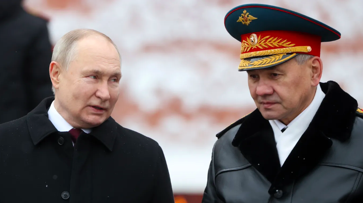 Tổng thống Nga Vladimir Putin (trái) và ông Sergei Shoigu - Ảnh: AXIOS/GETTY IMAGES