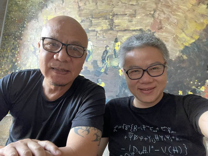 Bức ảnh giáo sư Ngô Bảo Châu chụp ảnh cùng cậu Trần Lưu Việt Hòa (bên trái) gần một năm trước, được giáo sư Ngô Bảo Châu chia sẻ trên trang Facebook cá nhân khi báo tin buồn - Ảnh: Facebook Ngô Bảo Châu