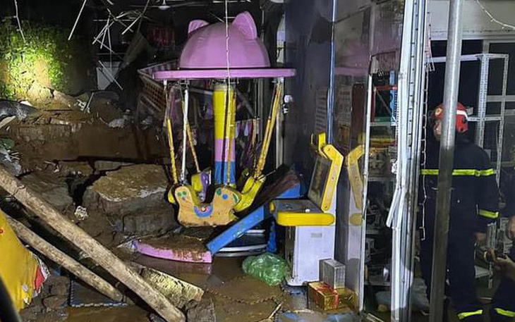 Mưa lớn gây sập tường khu vui chơi trong nhà ở Hà Nội, 3 trẻ tử vong