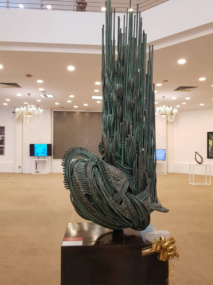Tác phẩm điêu khắc Lũ thượng nguồn 2 của Trần Đình Thắng đoạt giải nhất Festival Mỹ thuật trẻ 2022