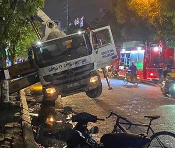 Hiện trường vụ chân chống xe bơm bê tông làm sập nắp cống vỉa hè đường Trần Thủ Độ, TP Thái Bình tối 12-5 - Ảnh: K.LINH