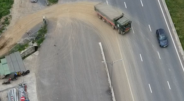 Một xe tải chở đất đá lưu thông trên cao tốc Mai Sơn - quốc lộ 45, phía nam hầm Thung Thi, đoạn qua xã Hà Lĩnh, huyện Hà Trung (Thanh Hóa) sáng 11-5 - Ảnh: CTV