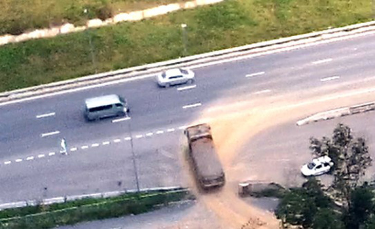 Một xe tải chở đất đá thải đang đi vào cao tốc Mai Sơn - quốc lộ 45, phía nam hầm Thung Thi, đoạn qua xã Hà Lĩnh, huyện Hà Trung (Thanh Hóa) sáng 11-5 - Ảnh: CTV