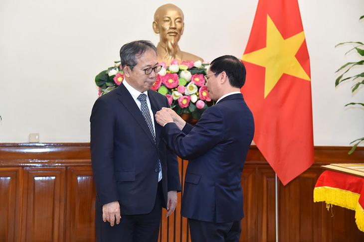 Bộ trưởng Bộ Ngoại giao Bùi Thanh Sơn trao kỷ niệm chương "Vì sự nghiệp ngoại giao Việt Nam" cho Đại sứ Yamada Takio ngày 8-5-2024 - Ảnh: Bộ Ngoại giao cung cấp