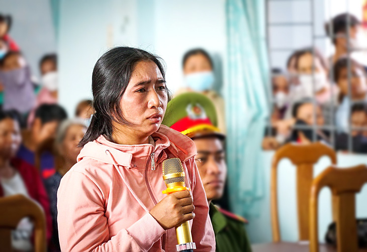 Rất đông người dân theo dõi phiên tòa xét xử lưu động tại Nhà văn hóa xã Ia Lâu, huyện Chư Prông (tỉnh Gia Lai) - Ảnh: T.H.
