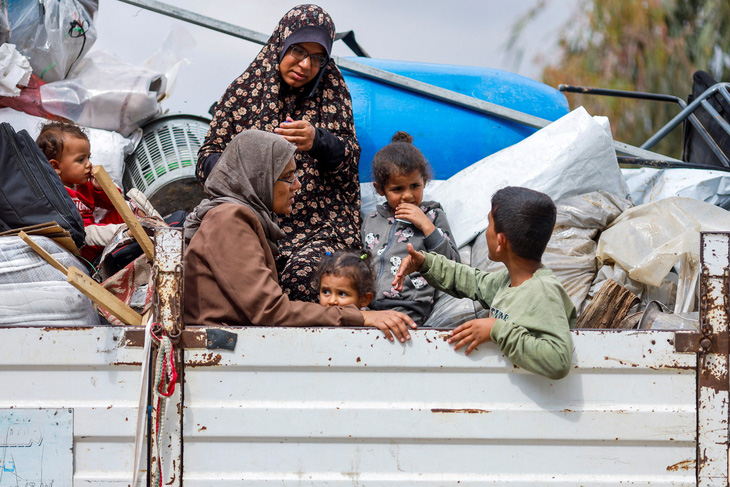 Người dân Palestine rời khỏi Rafah trước áp lực tấn công từ Israel - Ảnh: REUTERS