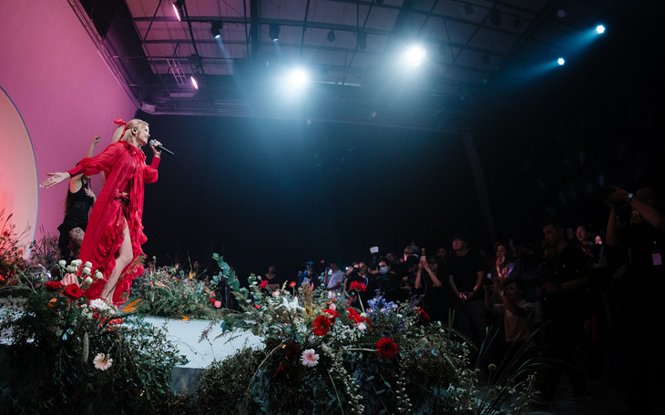 Sân khấu showcase gây ấn tượng khi được trang trí rực rỡ sắc hoa kết hợp ánh đèn - Ảnh: NVCC