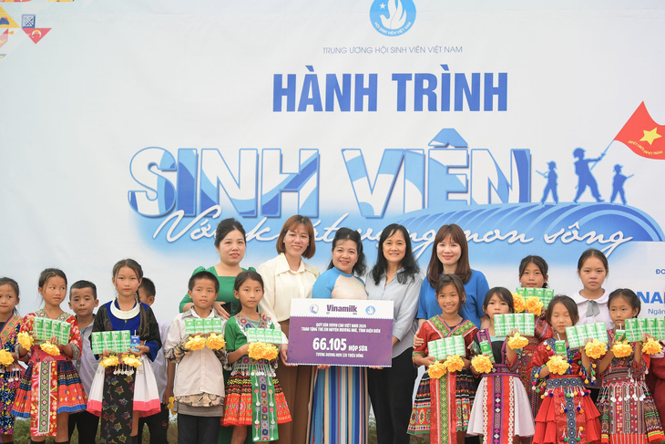 Gần 1.500 trẻ em nhỏ vùng cao Điện Biên đón niềm vui uống sữa mỗi ngày từ Quỹ sữa Vươn cao Việt Nam, đúng dịp kỷ niệm 70 năm Chiến thắng Điện Biên Phủ - Ảnh: V.N.