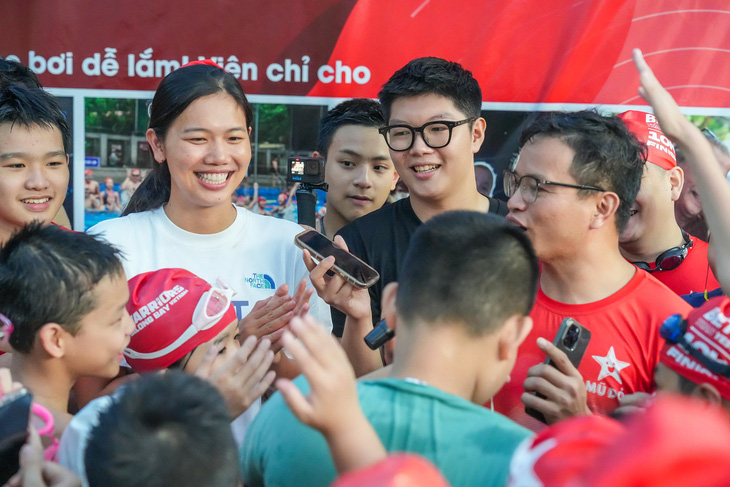 Ánh Viên dạy bơi cho trẻ em Hà Nội sau khi hủy trận 'thủy chiến' sông Hồng