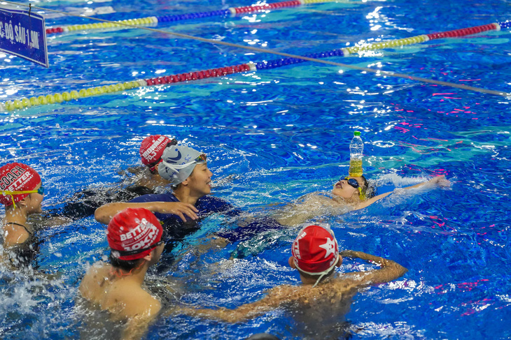 Ánh Viên hướng dẫn các em bé đam mê bơi lội ở Hà Nội tham gia thử thách - Ảnh: CLB ĐỘI MŨ ĐỎ