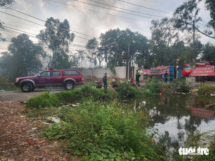 Cảnh sát đã dùng máy bơm công suất lớn bơm nước trực tiếp dưới kênh gần đó để chữa cháy - Ảnh: NGỌC KHẢI