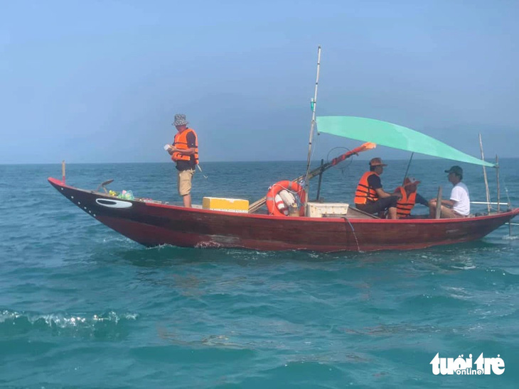 Đội cứu hộ vất vả quần thảo khu vực biển đảo Hòn Chảo, Đà Nẵng - Huế để tìm kiếm một nạn nhân nhảy cầu Thuận Phước (Đà Nẵng) mới đây - Ảnh: SOS Đà Nẵng