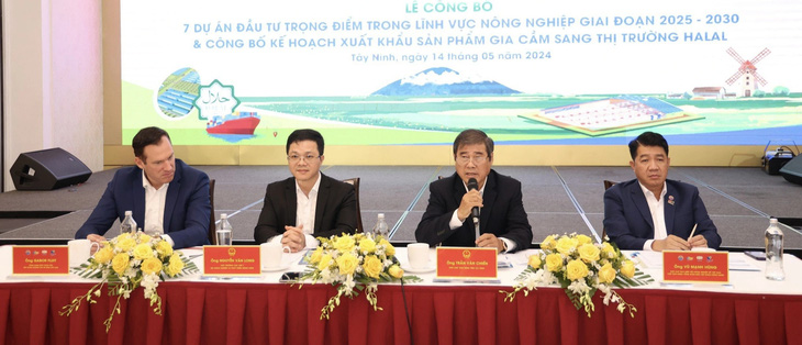 Phó chủ tịch UBND tỉnh Tây Ninh Trần Văn Chiến trả lời họp báo vào sáng 14-5 - Ảnh: GIAI THỤY