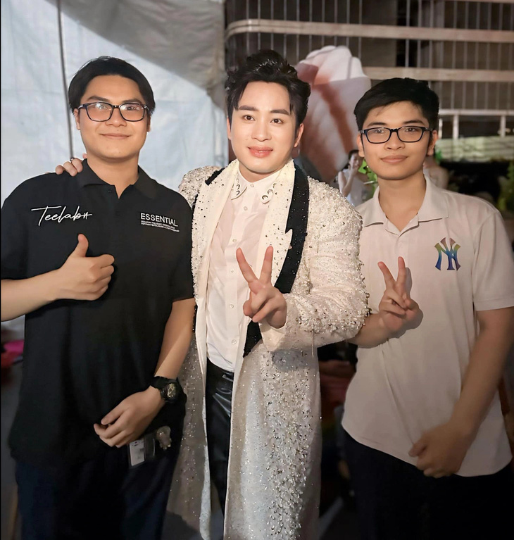 Ca sĩ Tùng Dương chụp ảnh cùng 2 sinh viên Đại học Hàng Hải (Hải Phòng) đã chở anh tới sân khấu Lễ hội Hoa Phượng Đỏ ngày 11-5-2024 kịp giờ - Ảnh: Facebook nhân vật