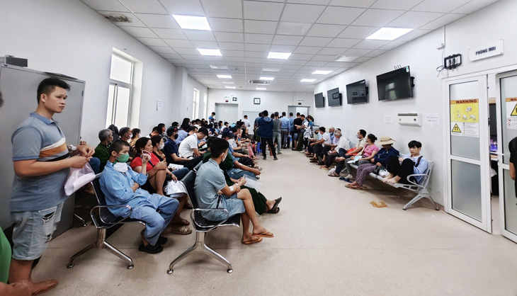 Bệnh nhân chờ chụp cắt lớp tại Bệnh viện K (cơ sở Tân Triều, Hà Nội) vào trưa 13-5 - Ảnh: DƯƠNG LIỄU