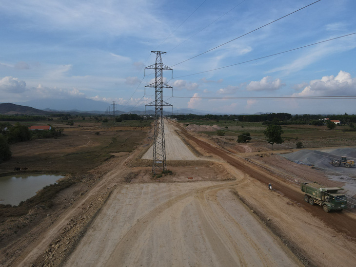 Trụ điện cao thế nằm giữa đường cao tốc Vân Phong - Nha Trang chưa di dời được - Ảnh: TRẦN HƯỚNG
