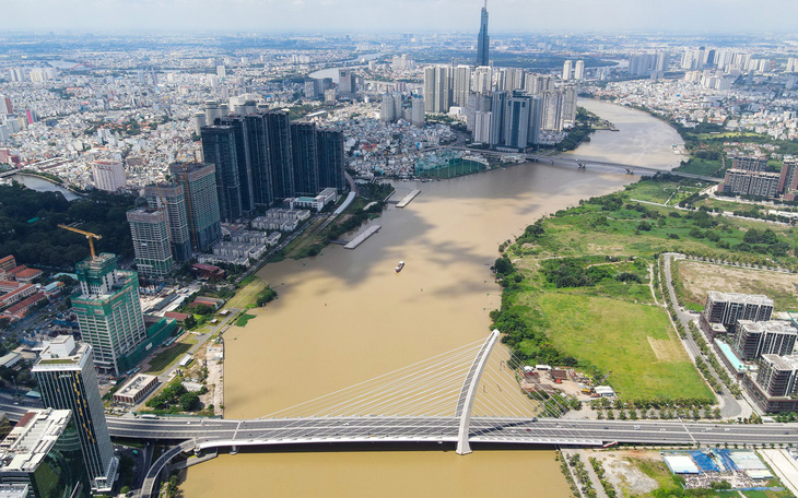Đoạn sông Sài Gòn chảy qua bến Bạch Đằng, quận 1 và TP Thủ Đức được nhóm nghiên cứu đề xuất làm “đảo vườn” nổi hoặc cố định - Ảnh: LÊ PHAN