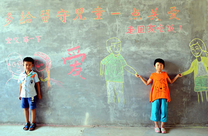 Tranh vẽ gia đình của những đứa trẻ bị “bỏ lại phía sau” ở làng Nam Quan, TP Liêu Thành, tỉnh Sơn Đông, Trung Quốc - Ảnh: CFP