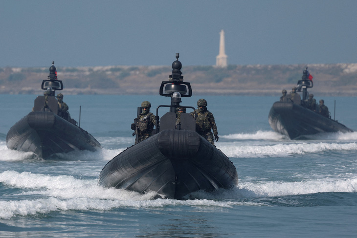 Các thành viên lực lượng hải quân Đài Loan trong cuộc tập trận trên vùng biển gần căn cứ quân sự ở Cao Hùng, Đài Loan vào ngày 31-1 năm nay - Ảnh: REUTERS