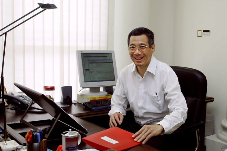 Thủ tướng Lý Hiển Long ngày đầu tiên đến văn phòng làm việc mới sau khi nhậm chức, ngày 13-8-2004 - Ảnh: LIANHE ZAOBAO