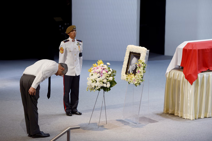 Thủ tướng Lý Hiển Long cúi đầu trước linh cữu của cha, cựu Thủ tướng Lý Quang Diệu, trong lễ tang cấp nhà nước ngày 29-3-2015 - Ảnh: DESMOND LIM