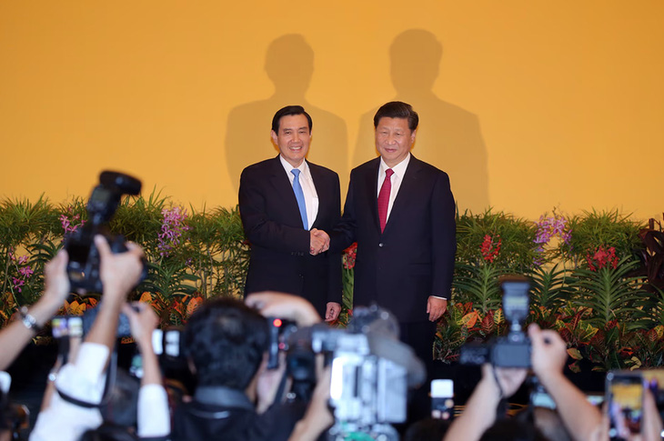 Chủ tịch Trung Quốc Tập Cận Bình (phải) bắt tay với cựu lãnh đạo Đài Loan Mã Anh Cửu tại khách sạn Shangri-La, Singapore ngày 7-11-2015 - Ảnh: NEO XIAOBIN