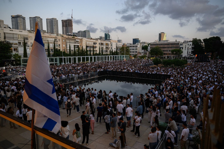 Người dân Israel tham gia lễ tưởng niệm tại Quảng trường Habima, thành phố Tel Aviv ngày 12-5 - Ảnh: BLOOMBERG