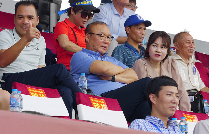 Cố vấn cao cấp Park Hang Seo ngồi theo dõi trận đấu - Ảnh: BNFC