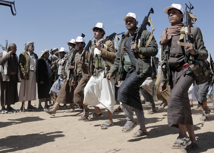 Những tay súng đi theo nhóm phiến quân Houthi - Ảnh: GETTY IMAGES