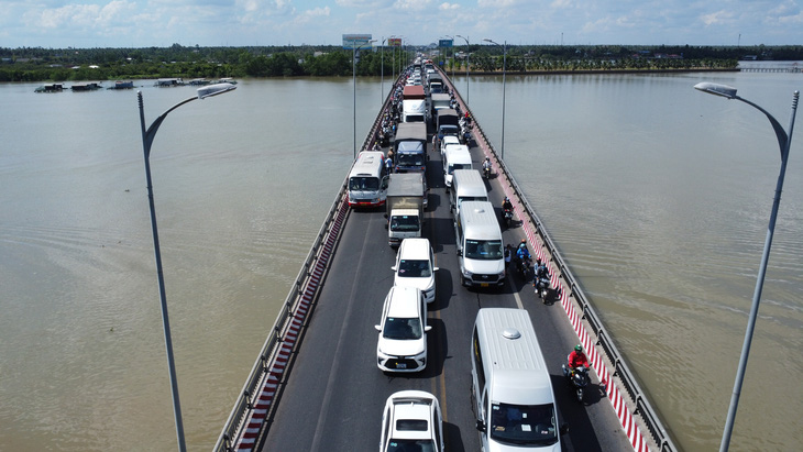 Một vụ kẹt xe xảy ra trên cầu Rạch Miễu, việc cấm xe tải nặng qua cầu trong các khung giờ cố định nhằm hạn chế tình trạng này - Ảnh: MẬU TRƯỜNG
