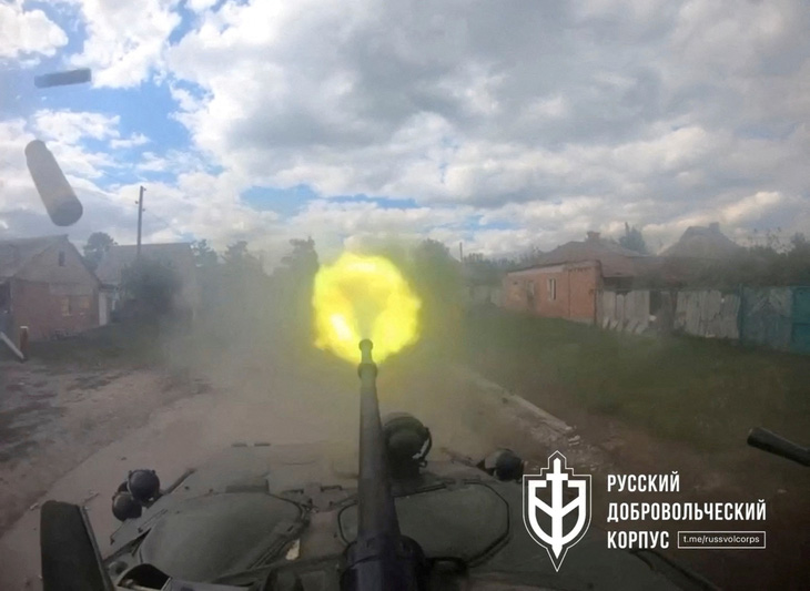 Vũ khí trên xe bọc thép của Quân đoàn Tình nguyện Nga (RVC) - nhóm bán quân sự được Ukraine hậu thuẫn, được cho là bao gồm những người Nga phản đối Điện Kremlin - khai hỏa ở Vovchansk, vùng Kharkov, Ukraine. Ảnh chụp từ video công bố hôm 13-5 - Ảnh: REUTERS/RVC