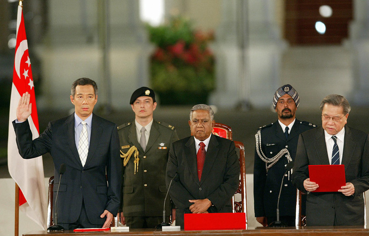 Thủ tướng Lý Hiển Long (bìa trái) trong buổi tuyên thệ nhậm chức ngày 12-8-2004 - Ảnh: MOTHERSHIP SINGAPORE