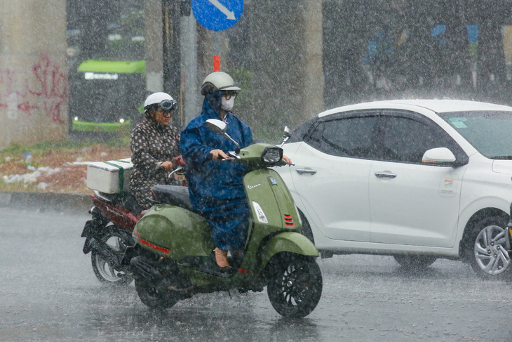 Cơn mưa tầm tã chiều 14-5 tại quận Bình Thạnh, dự báo những ngày tới TP.HCM và Nam Bộ có mưa to - Ảnh: LÊ PHAN