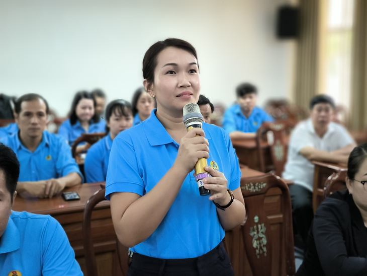 Đại diện Công đoàn cơ sở huyện Phong Điền phản ảnh khó khăn và kiến nghị của người lao động với lãnh đạo TP Cần Thơ tại buổi đối thoại - Ảnh: CHÍ QUỐC